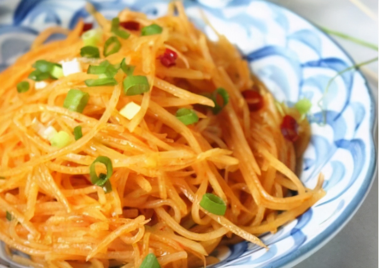 红油土豆丝4,把鱼片放原汤锅里煮熟后,连汤一起倒入盛器内,撒上青椒圈