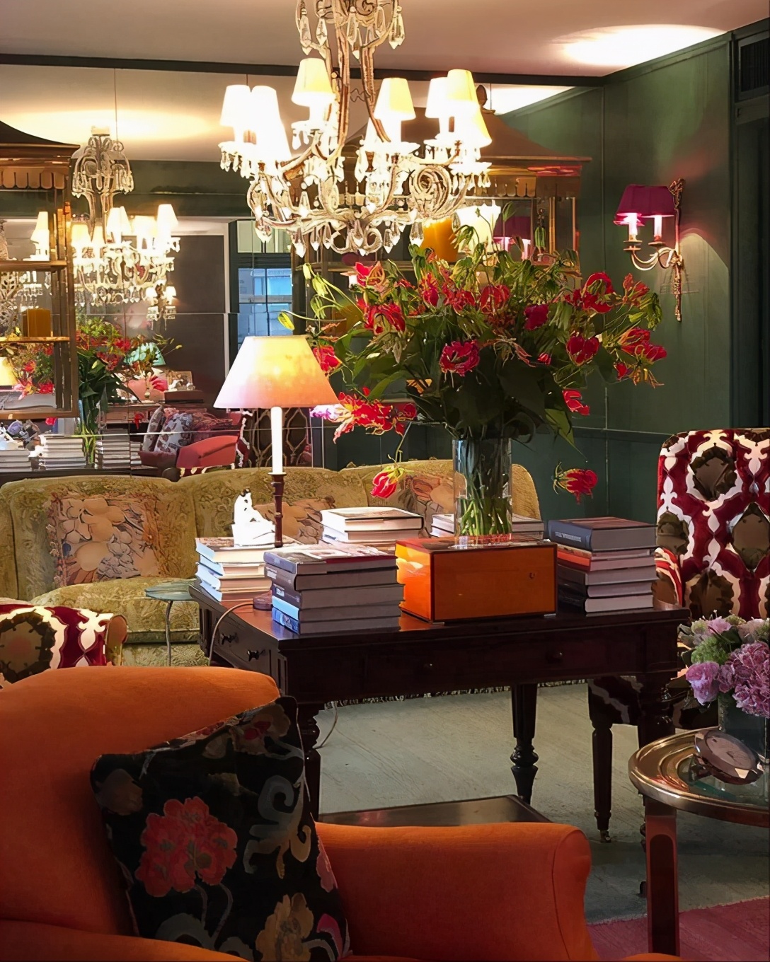 一起参观刘嘉玲上海的豪宅,名画随意放在墙角,沙发都是精心挑选