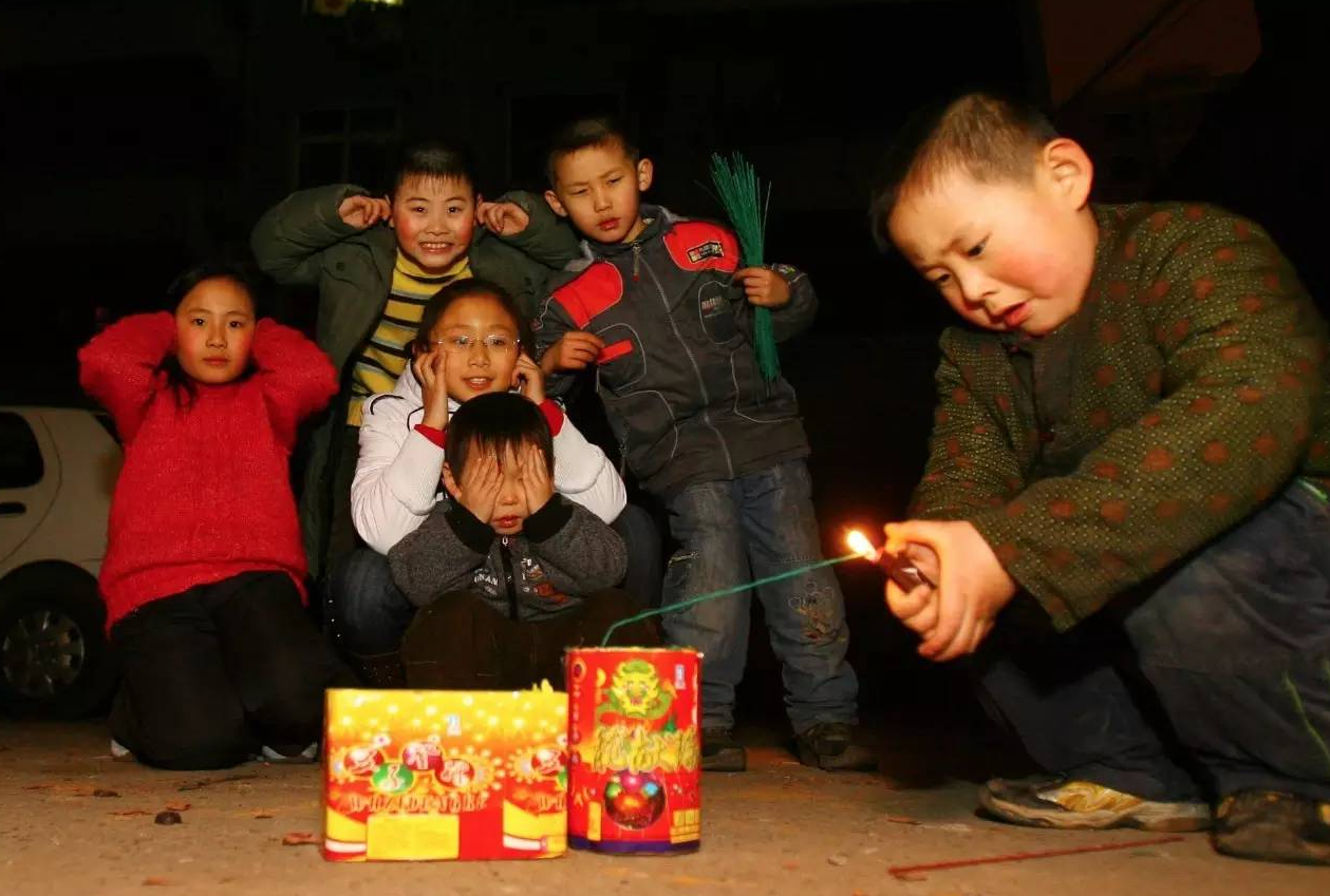 8岁男孩把鞭炮扔进窨井,结果被炸飞重伤,放鞭炮要注意以下5点休闲区蓝鸢梦想 - Www.slyday.coM 8岁男孩把鞭炮扔进窨井,结果被炸飞重伤,放鞭炮要注意以下5点休闲区蓝鸢梦想 - Www.slyday.coM