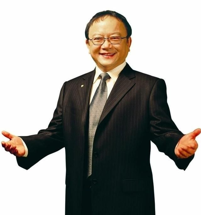 72岁王刚不敢老为养娇妻幼子忙到凌晨没有坐拥10亿四合院