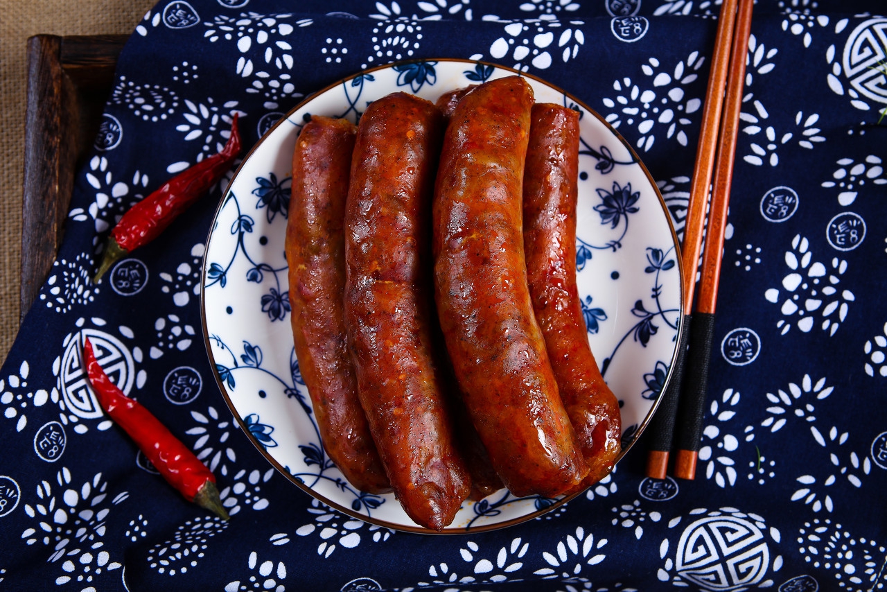 在腊月里,北方很多地方都有灌香肠的习俗,北方的香肠区别于南方的腊肠