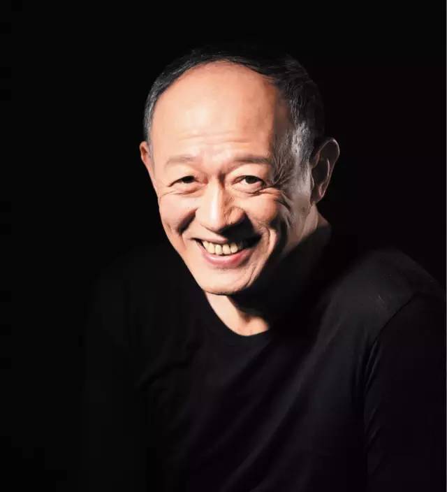 金士杰,迎娶了小他25岁的妻子,并在花甲之年,喜获一双小儿女