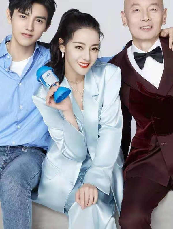 跟陈飞宇华晨宇的休闲风穿搭比起来,热巴跟葛优都是一身西装造型,不过