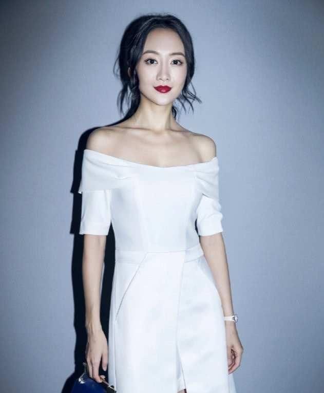 作为女孩子,小编真的很喜欢王鸥的脸,她的脸很有特点,不笑时有高级感