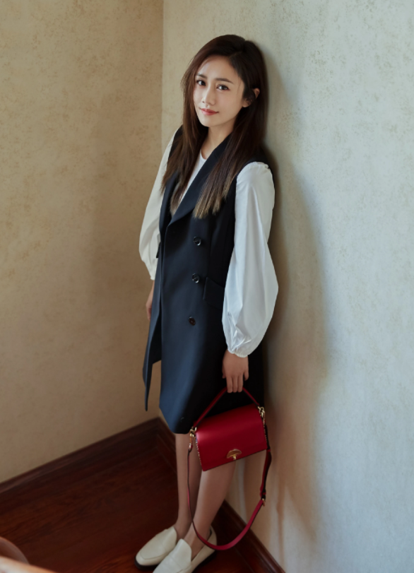 刘芸哪像奔四的人？私服穿搭似少女，潮味十足状态好休闲区蓝鸢梦想 - Www.slyday.coM