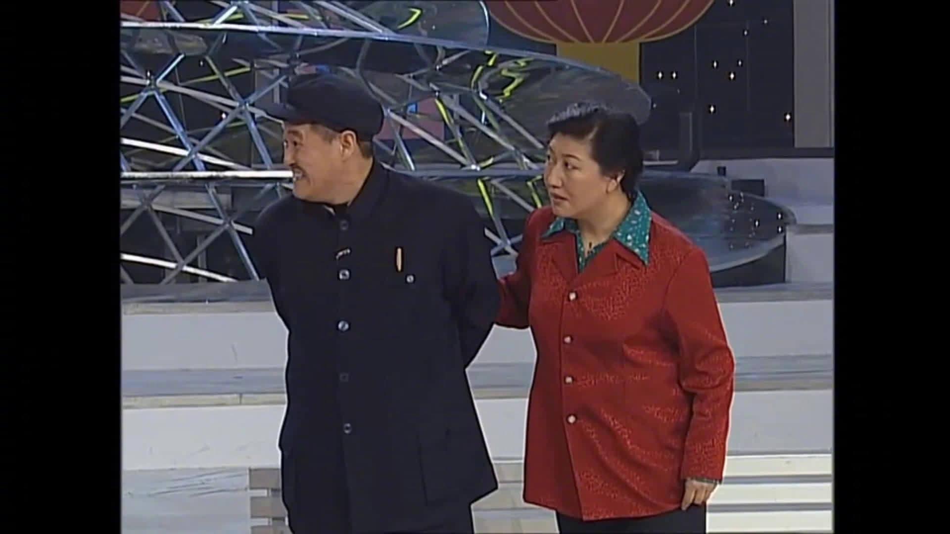 回顾一下20年前,2001年春晚最火的小品《卖拐》