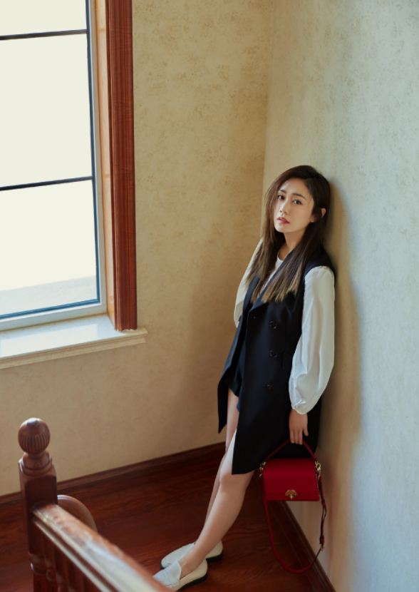 刘芸哪像奔四的人？私服穿搭似少女，潮味十足状态好休闲区蓝鸢梦想 - Www.slyday.coM