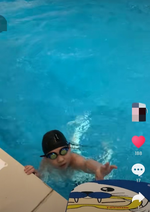 林永健儿子近照变型男,10岁大竣身材健壮不输爸,肌肉线条凸显