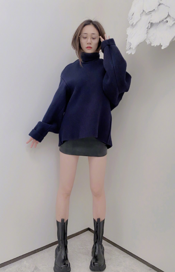 刘芸哪像奔四的人？私服穿搭似少女，潮味十足状态好休闲区蓝鸢梦想 - Www.slyday.coM