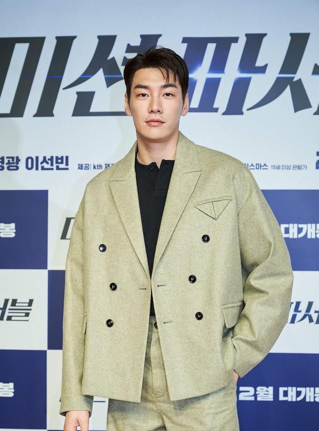 金英光与李善彬主演的动作喜剧电影可能的任务举行了发布会