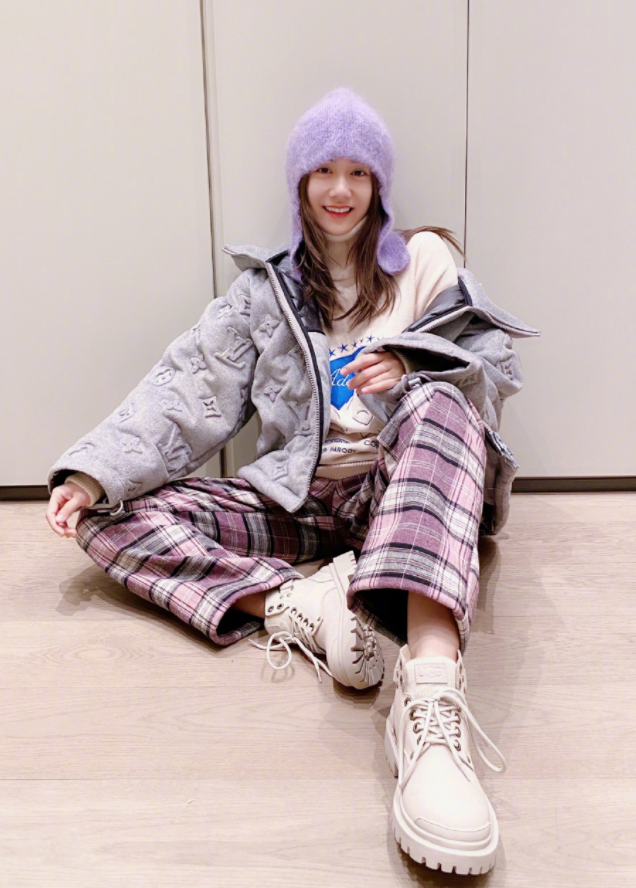 刘芸哪像奔四的人？私服穿搭似少女，潮味十足状态好休闲区蓝鸢梦想 - Www.slyday.coM