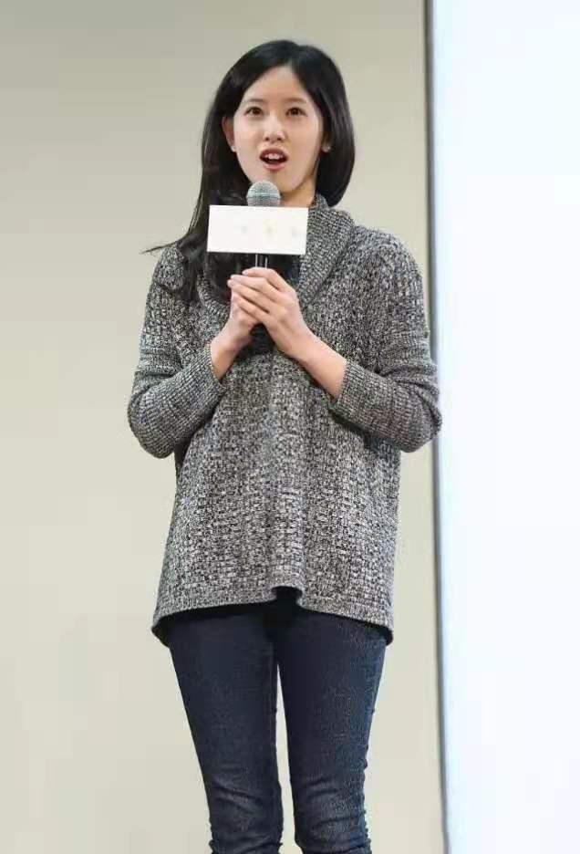 章泽天不愧是豪门阔太针织衫搭牛仔裤高级感十足但腿型显尴尬