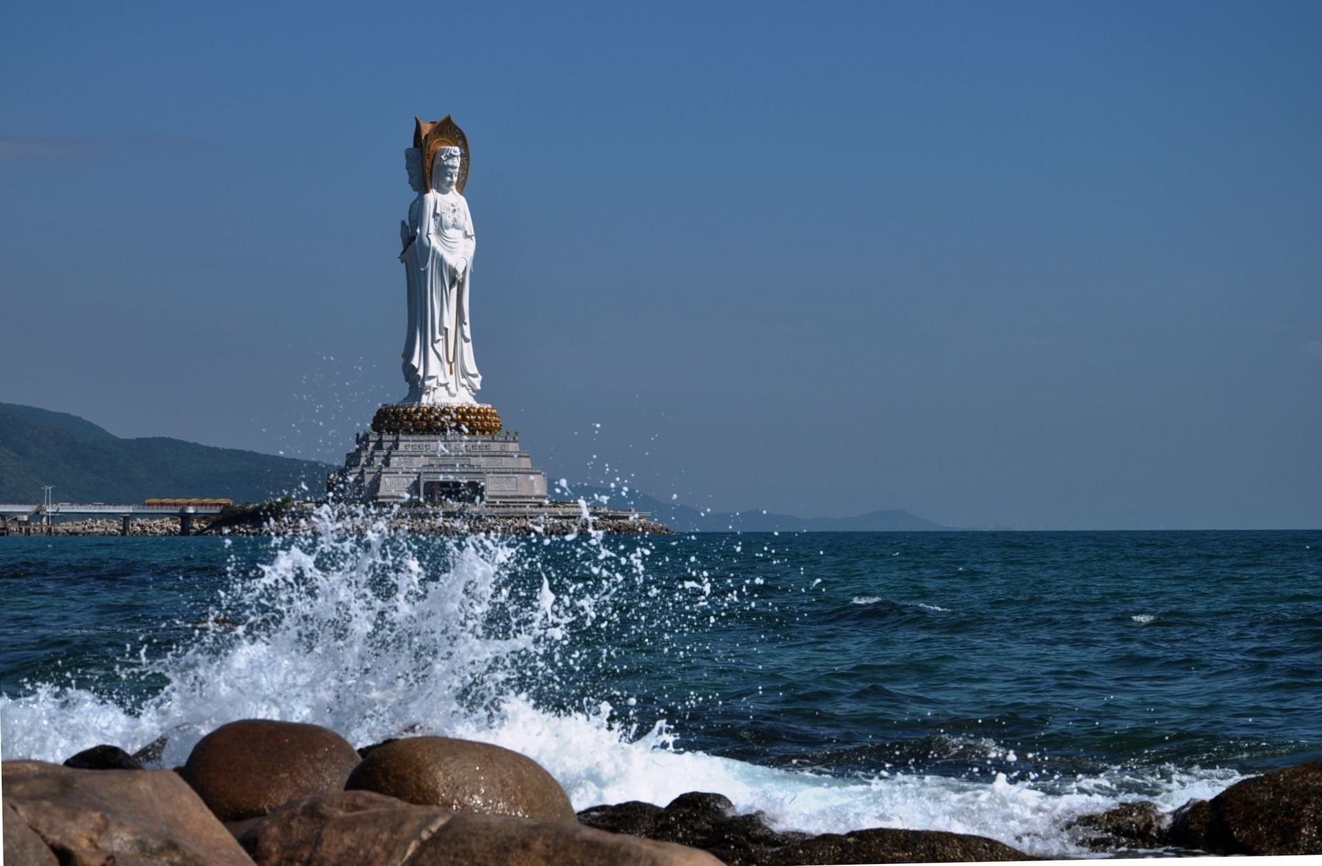 除了美丽的景色,三亚的美食也非常多,三亚各个风景区或街头的小吃美食