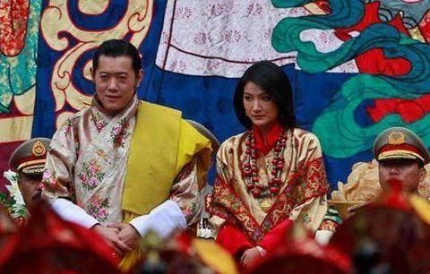 不丹皇室发2月Q版海报,掩盖夫妇感情破裂?王后顾全大局放弃出走|日历|不丹|佩玛_新浪新闻