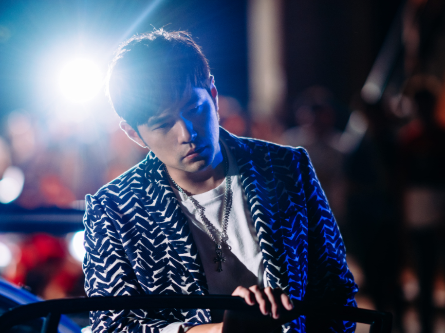 周杰伦不仅是《叱咤风云》的监制,还在片中出演了一个角色:杰秀人