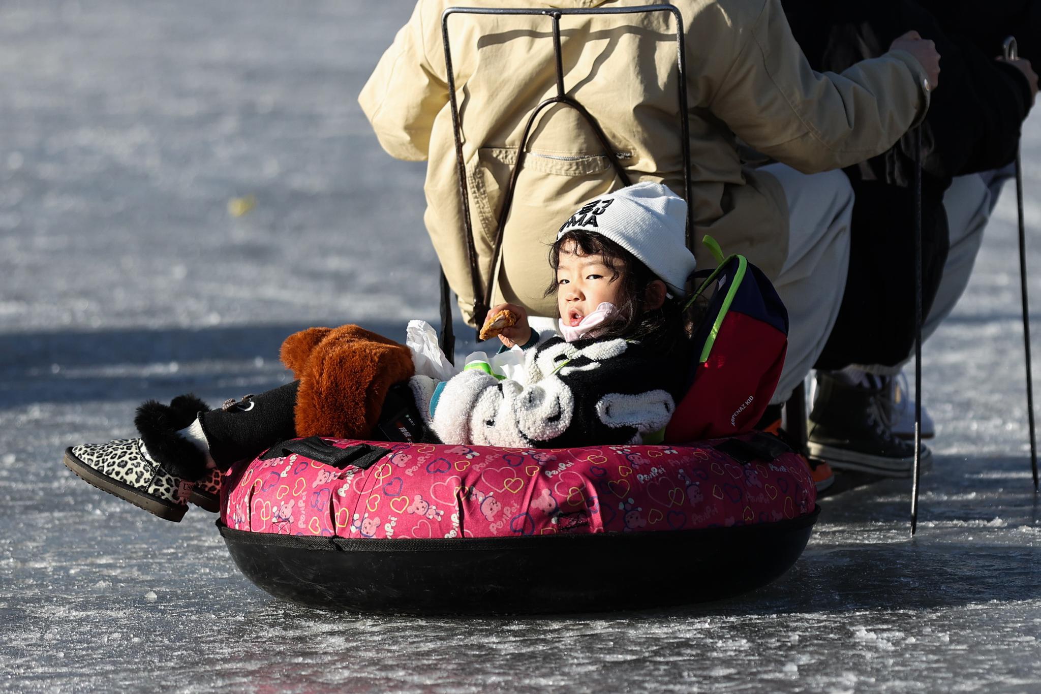 2月1日,一名小朋友正在体验冰车.新华社记者吴刚 摄