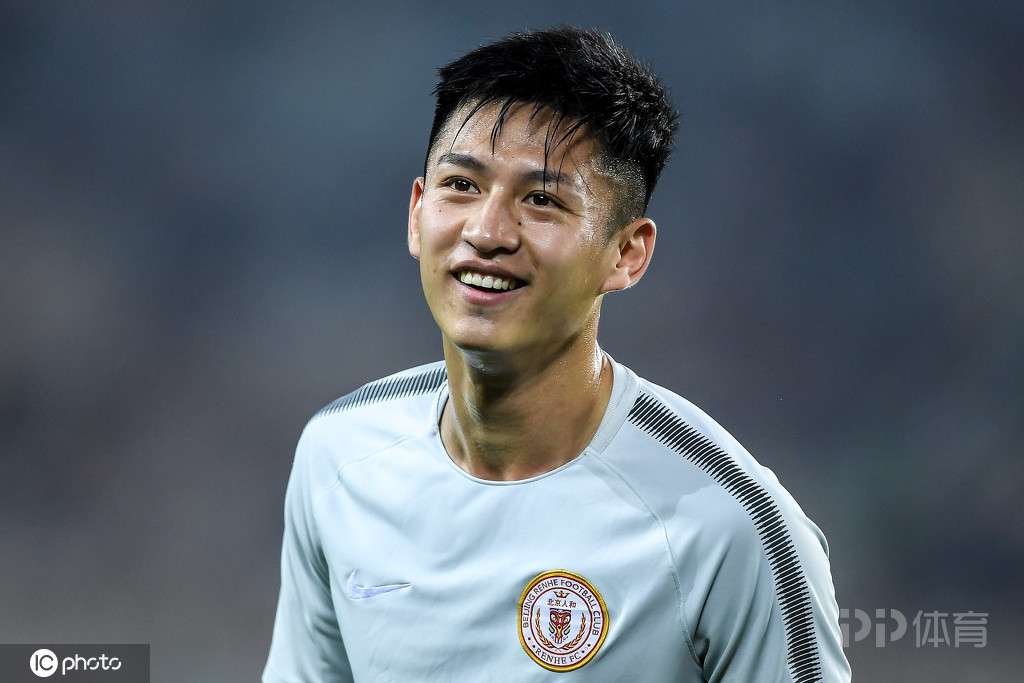 中国足球不止一个"李嗣镕"!90后的他颜值更能打 头顶n光环