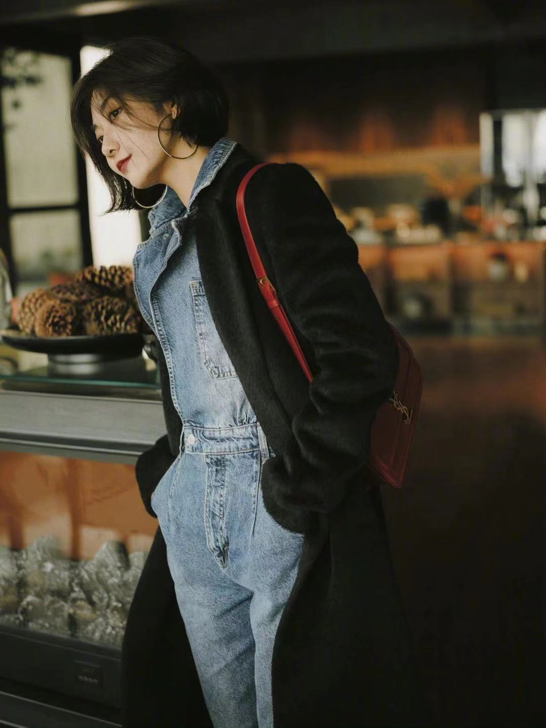 牛仔连体裤搭配黑色大衣,看似简单,实则很高级