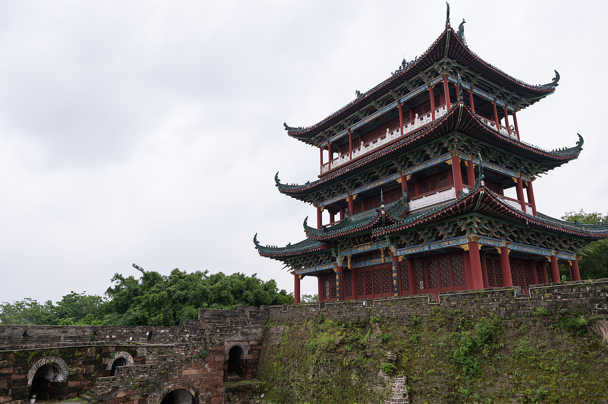 江南现存规模最大的赣州古城墙,至今已2000多年历史