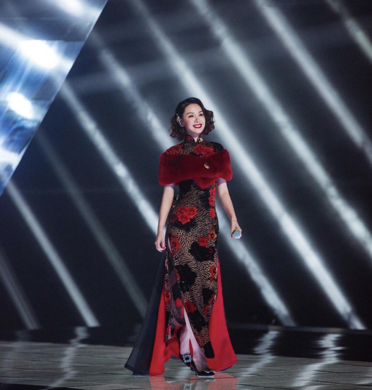 程莉莎高贵优雅,穿淡紫色薄纱连衣裙,让仙女气息展现得淋漓尽致