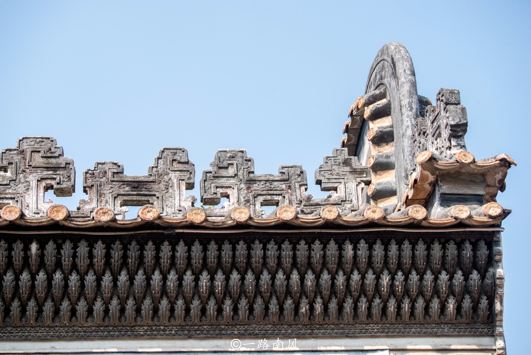 三稔厅是一座传统岭南建筑,山墙像镬耳,当地叫"镬耳屋",在广府文化圈