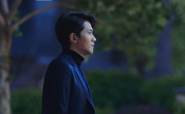 阿坤正坐在甲板上喝啤酒,看见封潇声走过来就朝他