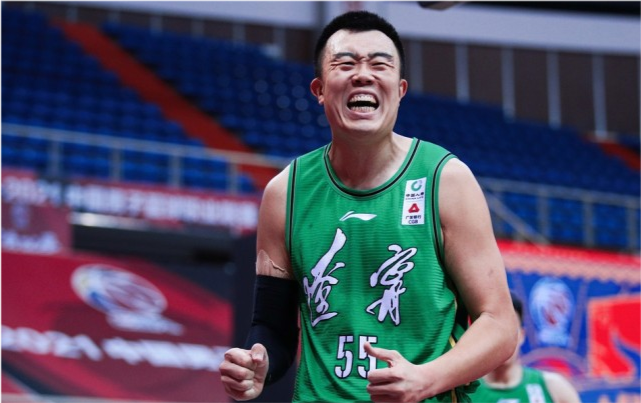 辽宁队惨烈一战连续领到技术犯规赵继伟受伤韩德君6犯离场