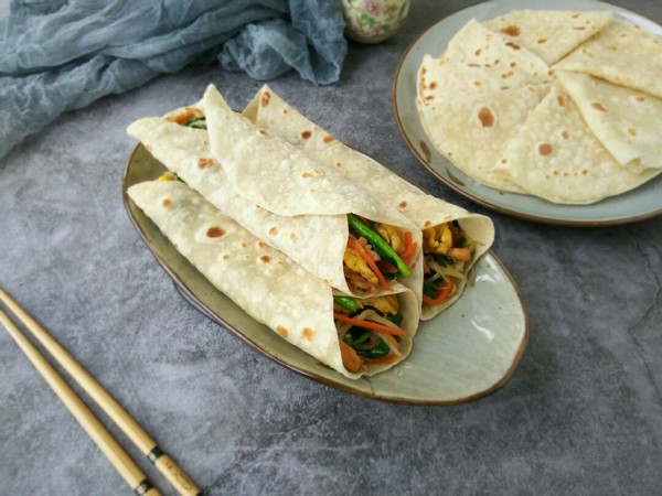 立春少不了春饼卷合菜,制作简单,劲道有韧劲,一口气能吃5个