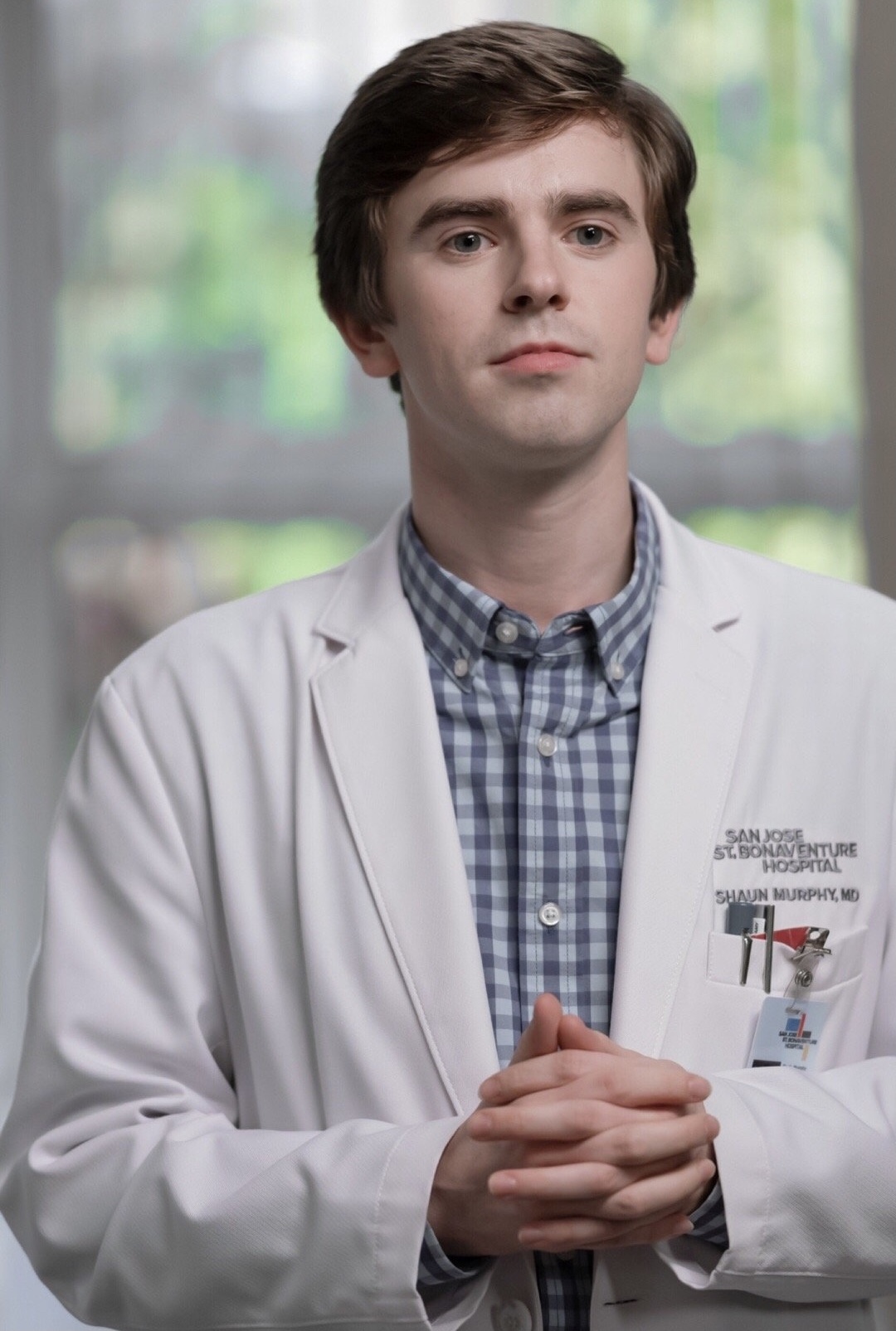 弗莱迪海默在美剧《良医》中饰演了一名自幼患有自闭症的外科医生,他