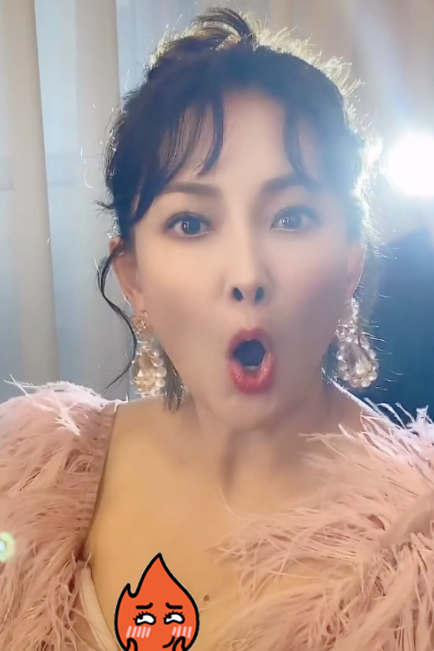 47岁牛莉与冯巩罕同框,眼皮松垮法令纹突出,被网友喊话齐上春晚