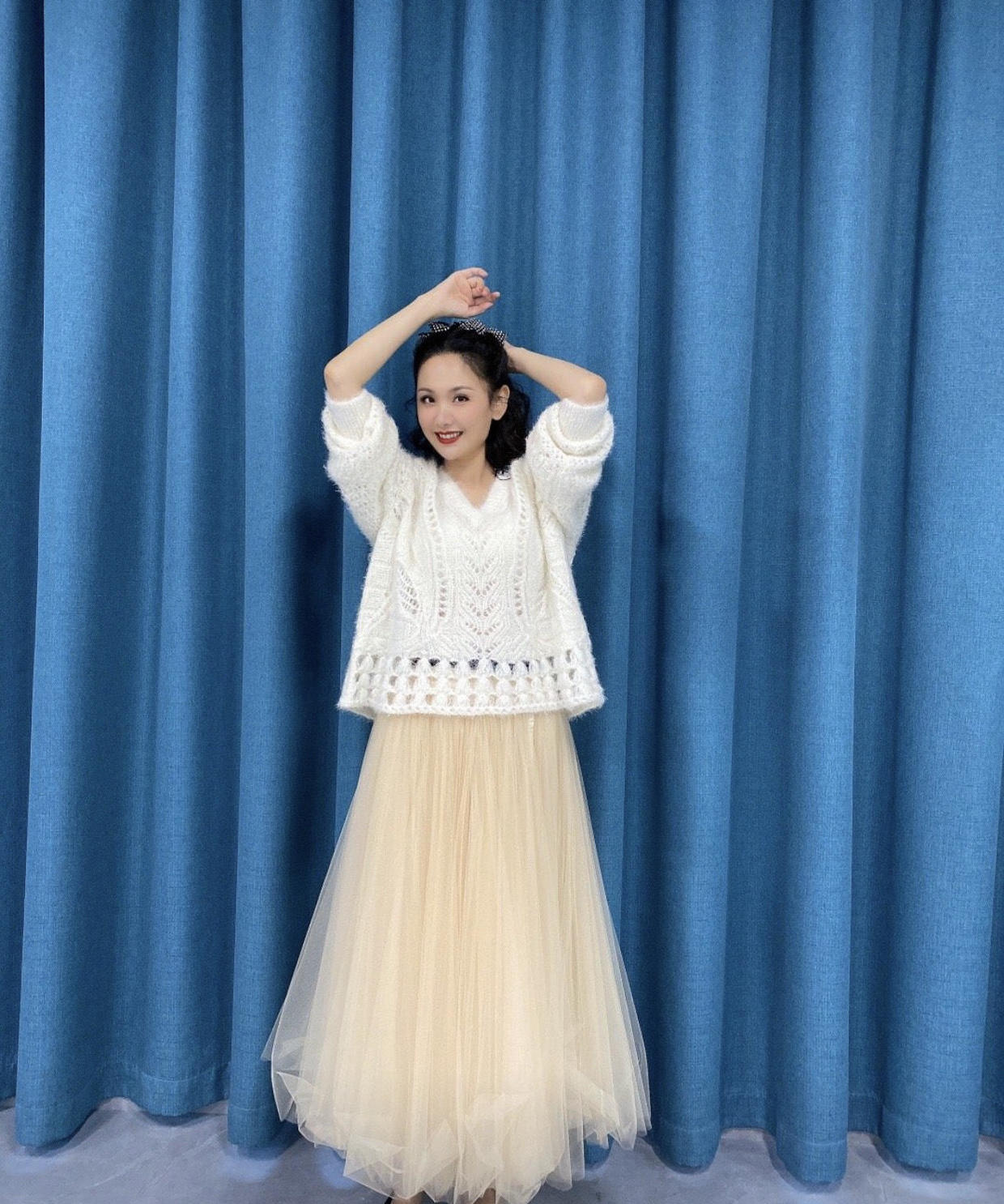 程莉莎高贵优雅,穿淡紫色薄纱连衣裙,让仙女气息展现得淋漓尽致