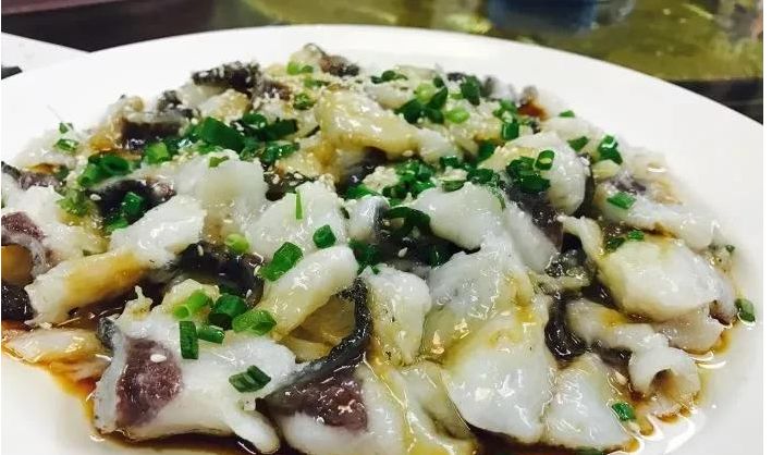 葱油鱼片4,烧开后,小火加盖闷烧3分钟,翻面,再闷烧3分钟,鱼熟透就可以