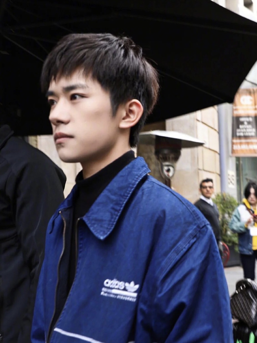 易烊千玺新发型帅气又干练和张杰一起彩排好期待