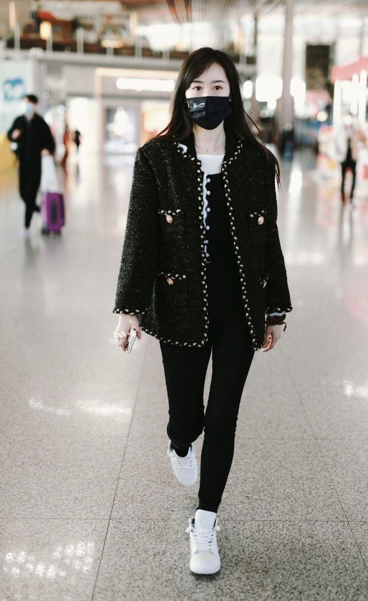 袁冰妍黑色小香风外套毫不老气,紧身裤白鞋子青春