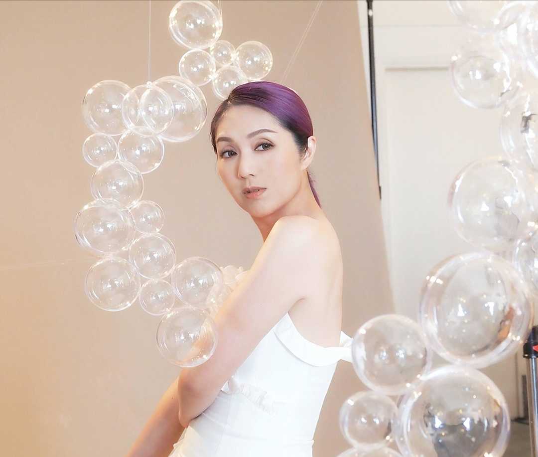 杨千嬅真敢穿把蓝色连衣裙穿出高级感全靠气质撑场