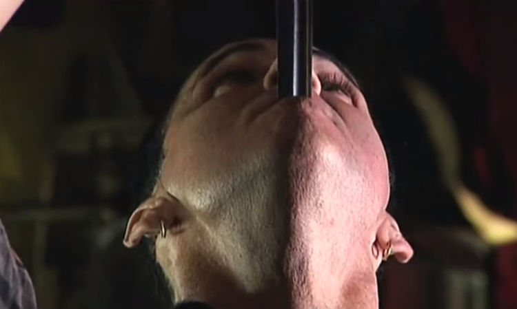 女子表演口中吞剑,用X光来实拍肚子情况,看到让人佩服!休闲区蓝鸢梦想 - Www.slyday.coM 女子表演口中吞剑,用X光来实拍肚子情况,看到让人佩服!休闲区蓝鸢梦想 - Www.slyday.coM