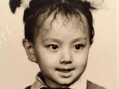 穿公主裙,扎娃娃头,是童年时期赵英俊最深刻的记忆.