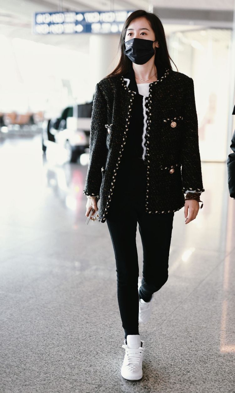 袁冰妍黑色小香风外套毫不老气,紧身裤白鞋子青春