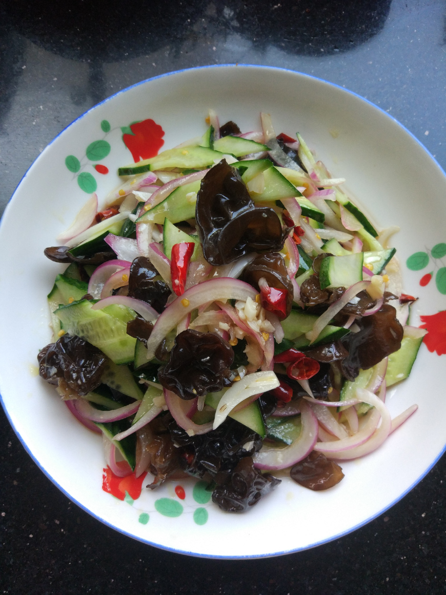 2根黄瓜1把木耳再加上半个洋葱一拌拌出来全家都看馋了