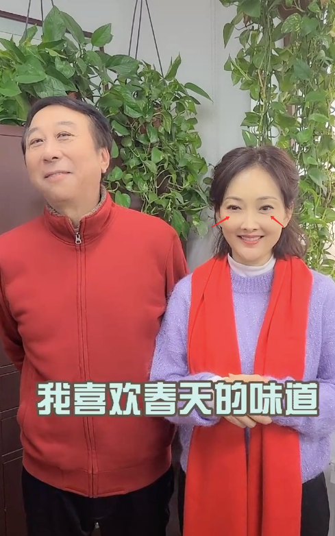47岁牛莉与冯巩罕同框,眼皮松垮法令纹突出,被网友喊话齐上春晚