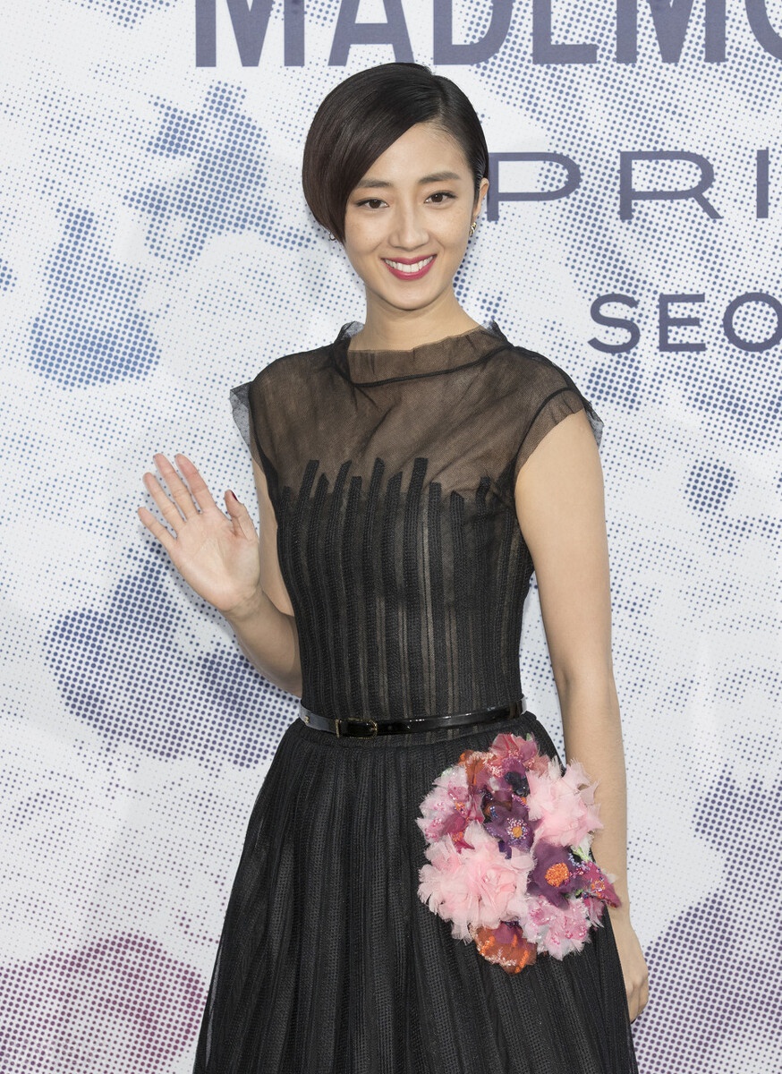 桂纶镁亮相活动甜美笑容令人如沐春风