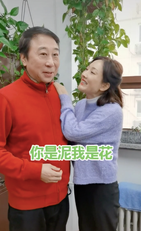 47岁牛莉与冯巩罕同框,眼皮松垮法令纹突出,被网友喊话齐上春晚