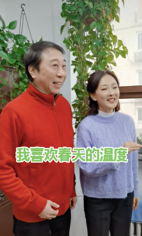 47岁牛莉与冯巩罕同框,眼皮松垮法令纹突出,被网友喊话齐上春晚