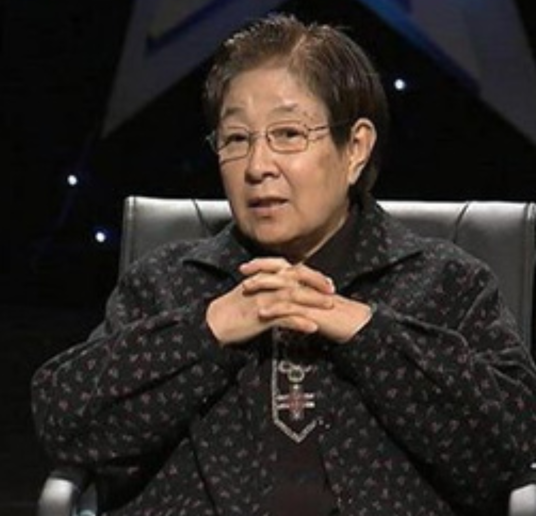 86岁谷建芬与众弟子聚会毛阿敏素颜出镜徒手啃螃蟹毫无架子