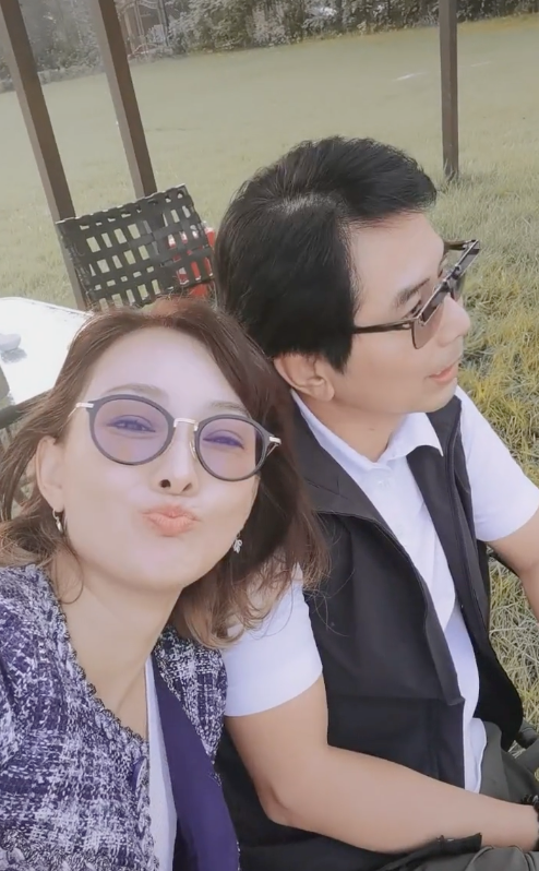 事业成功的牛莉家庭也非常幸福,与老公有一个可爱的女儿,只是一家人
