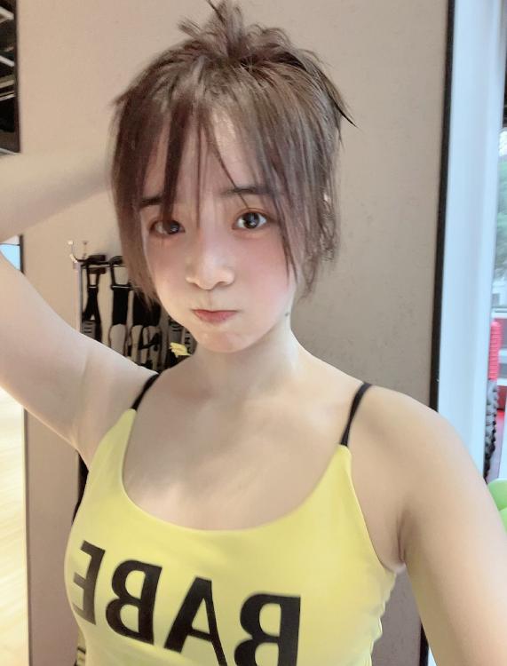 lol余霜也是照骗天天说健身官方镜头下腿粗了1圈