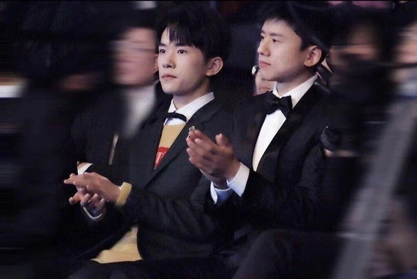 易烊千玺新发型帅气又干练和张杰一起彩排好期待