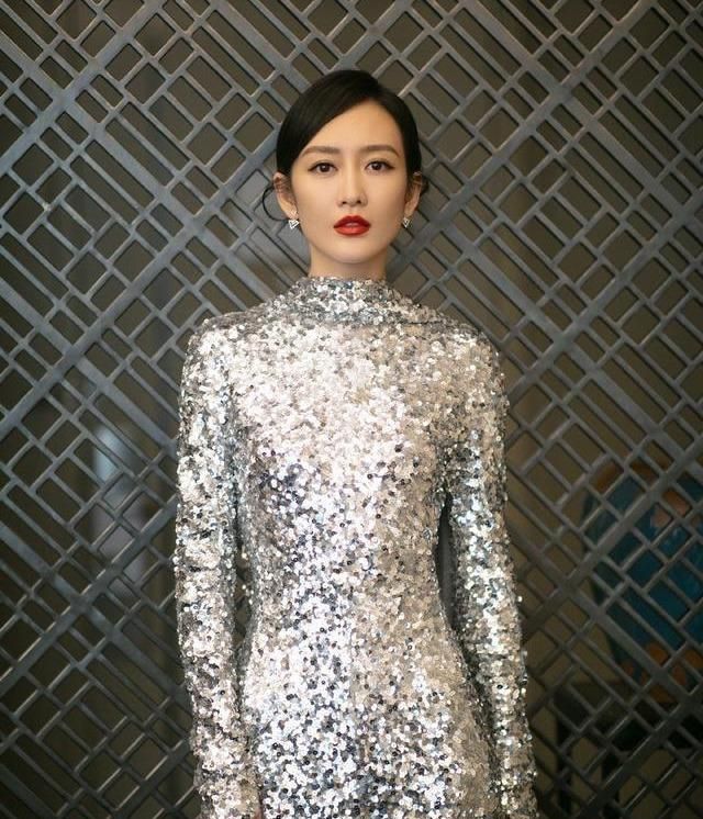 王鸥一袭银色亮片连衣裙优雅又迷人女人味十足