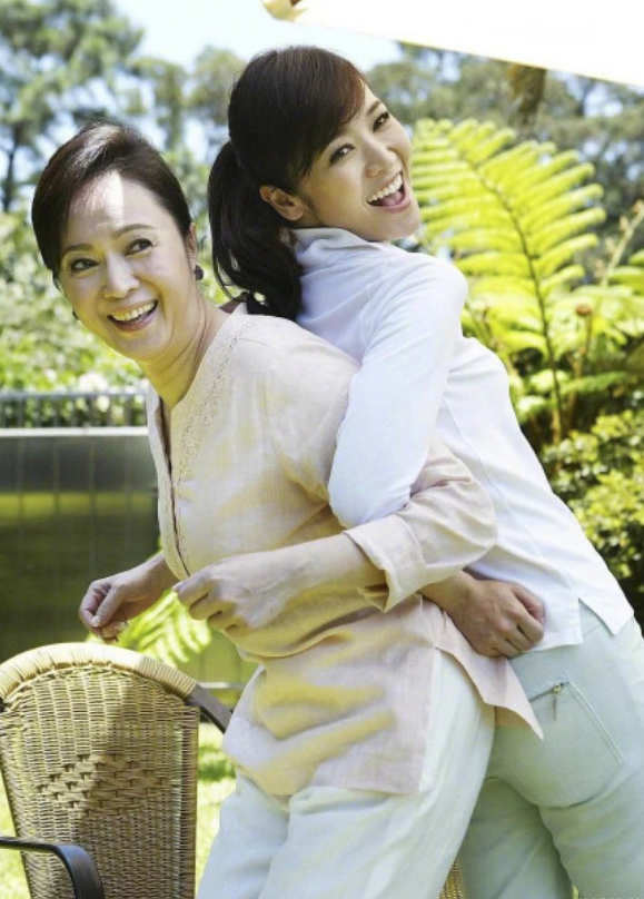 侯佩岑加盟婆婆和妈妈跟昆凌撞图成预热粉丝怕妈妈往事被翻出