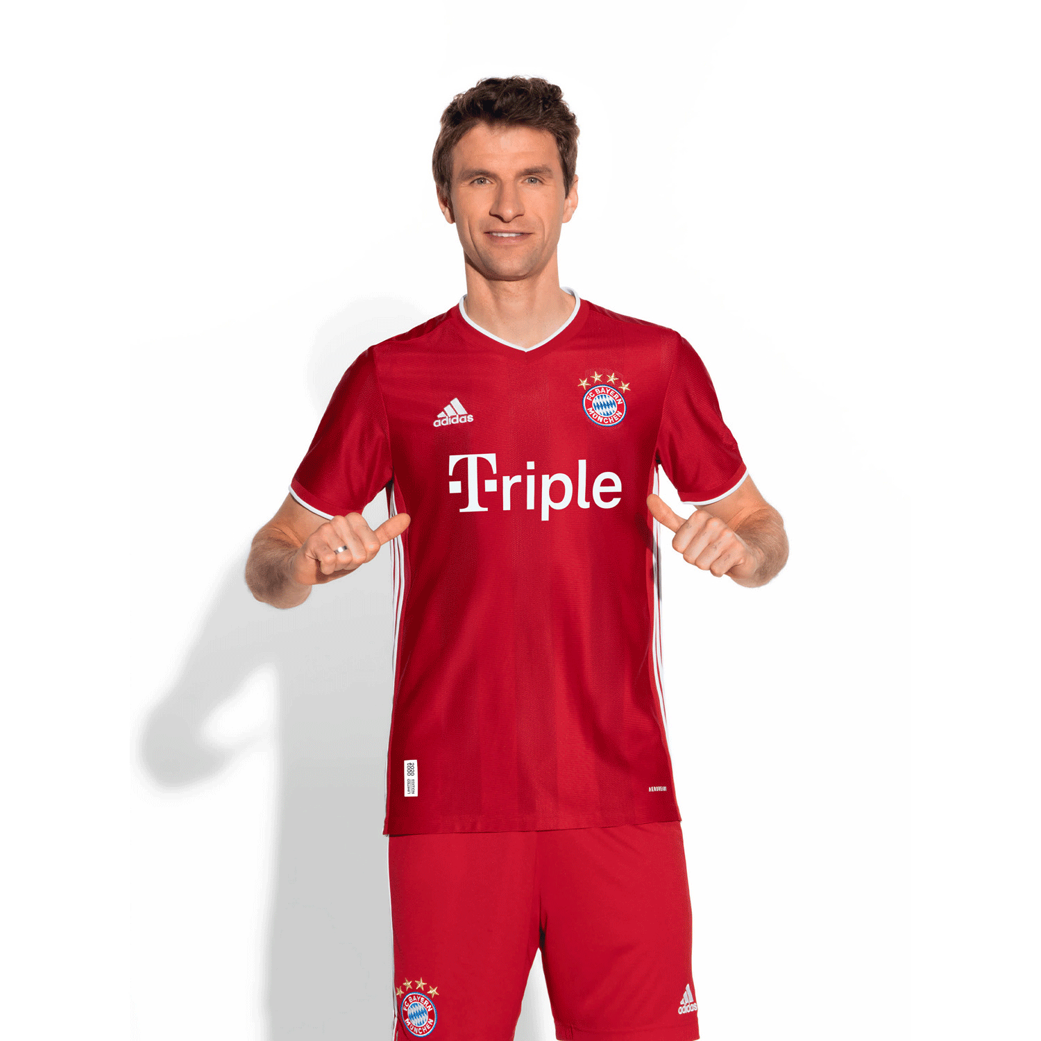 拜仁慕尼黑推出三冠王限量纪念球衣